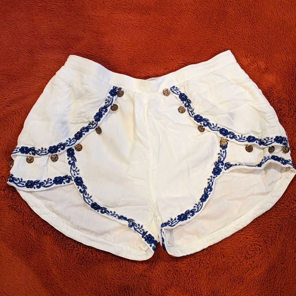 🎉🎉White boho shorts with blue embroidery